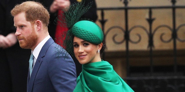 Meghan Markle trägt ein hellgrünes Kleid mit passendem Hut und läuft neben Prinz Harry im Anzug