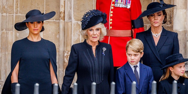 Meghan Markle trägt Schwarz neben Camilla und Kate Middleton und ihren Kindern, die alle Schwarz tragen