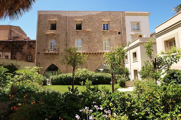 Dieses Apartment befindet sich im Komplex des Lampedusa-Palastes, dem ehemaligen Wohnhaus des Schriftstellers Giuseppe Tomasi di Lampedusa, der den gefeierten sizilianischen Roman „Der Leopard“ geschrieben hat.  Die Miete verfügt über einen eigenen privaten Garten