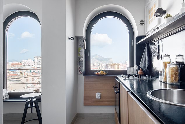 Alle Zimmer in dieser 'hellen und komfortablen' Wohnung genießen einen 'außergewöhnlichen' Blick auf das historische Zentrum von Palermo.  Airbnb-Rezensent Eric beschrieb es als „wirklich coolen Ort in toller Lage“.