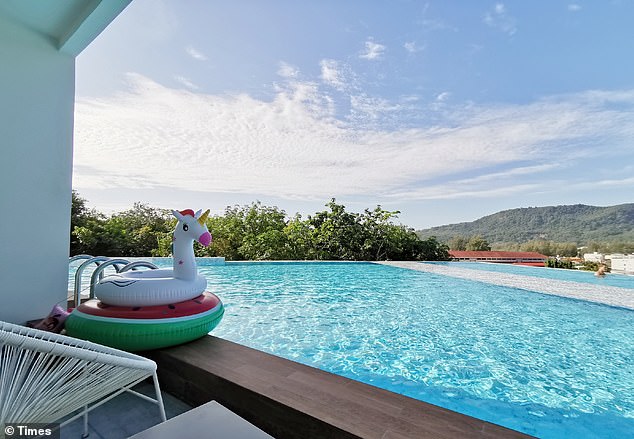 Diese Ferienwohnung befindet sich in einem Wohnblock in der Stadt Kamala Beach an der Westküste von Phuket.  Die Gäste haben während ihres Aufenthalts Zugang zum Infinity-Pool des Komplexes, wobei Rezensent Greg erklärte: 