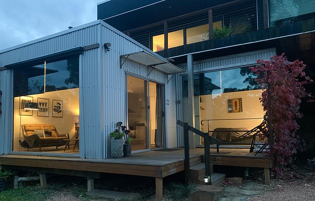 Dieses eigenständige Studio liegt versteckt unter dem Haus des Airbnb-Gastgebers in der kleinen Stadt Castlemaine.  In der Auflistung steht: „Genießen Sie von der Lounge, dem Schlafzimmer und Ihrem privaten Balkon aus einen herrlichen Blick nach Osten über die Stadt bis zum Mount Alexander [a 2,440ft/744m high mountain]'