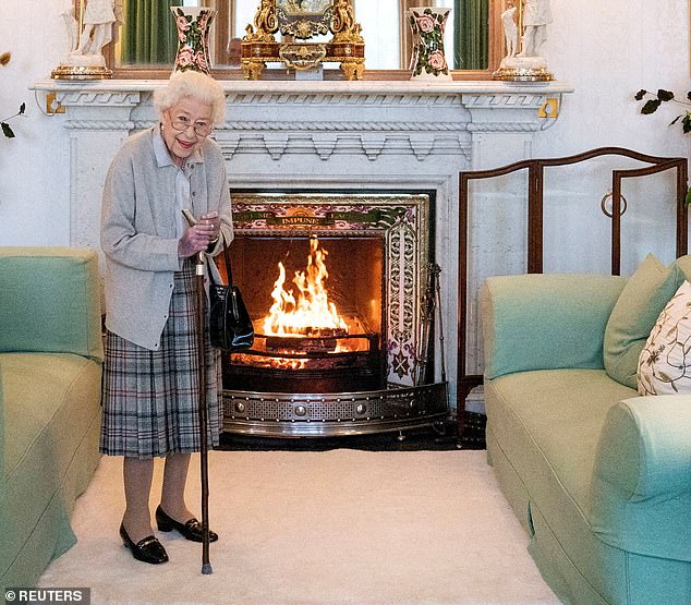 Königin Elizabeth II. wartet am 6. September letzten Jahres im Salon von Balmoral, bevor sie Liz Truss auf dem letzten Bild von ihr zu einer Audienz empfängt, bevor sie zwei Tage später stirbt