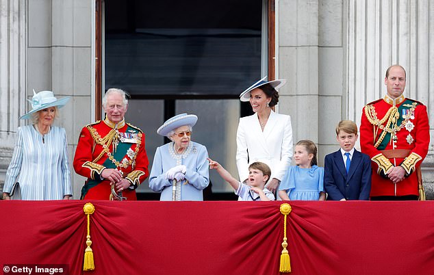 Camilla, damals die Herzogin von Cornwall, Charles, dann der Prinz von Wales, Königin Elizabeth II., Kate, Prinz Louis, Prinzessin Charlotte, Prinz George und Prinz William beobachten während Trooping the Colour am 2. Juni vom Balkon des Buckingham Palace aus einen Vorbeiflug. 2022