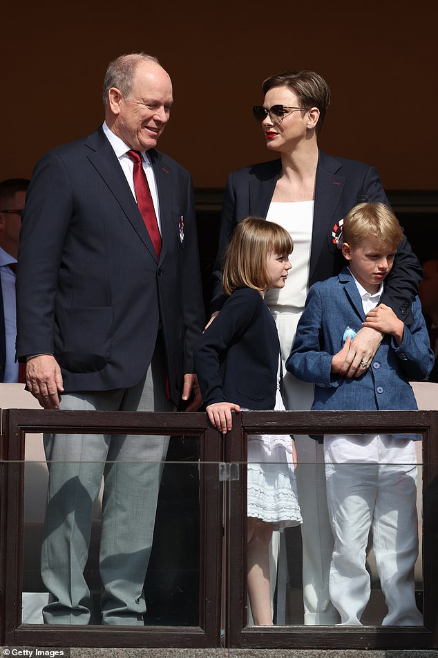 Ein süßer Familienmoment: Prinzessin Charlene legte ihren Arm um ihren Sohn Prinz Jacques, der die Hand seiner Mutter fest umklammerte