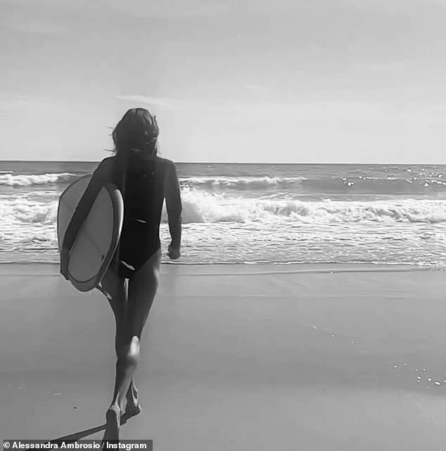 Surf's up: Sobald sie fertig war, nahm Alessandra ein Surfbrett und machte sich auf den Weg zum Pazifischen Ozean