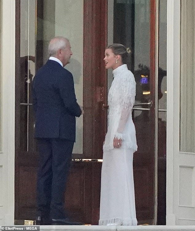 In Chanel: Sofia hatte für das Wochenende insgesamt drei Chanel-Hochzeitskleider, einschließlich ihres Hauptlooks, sowie das Kleid, das sie am Vortag zu ihrem Probeessen trug (im Bild)