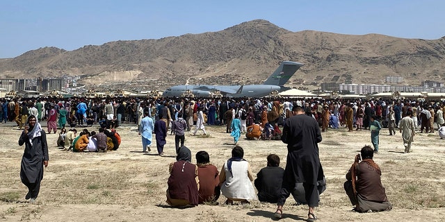 Menschen versammelten sich am Flughafen in Kabul, Afghanistan