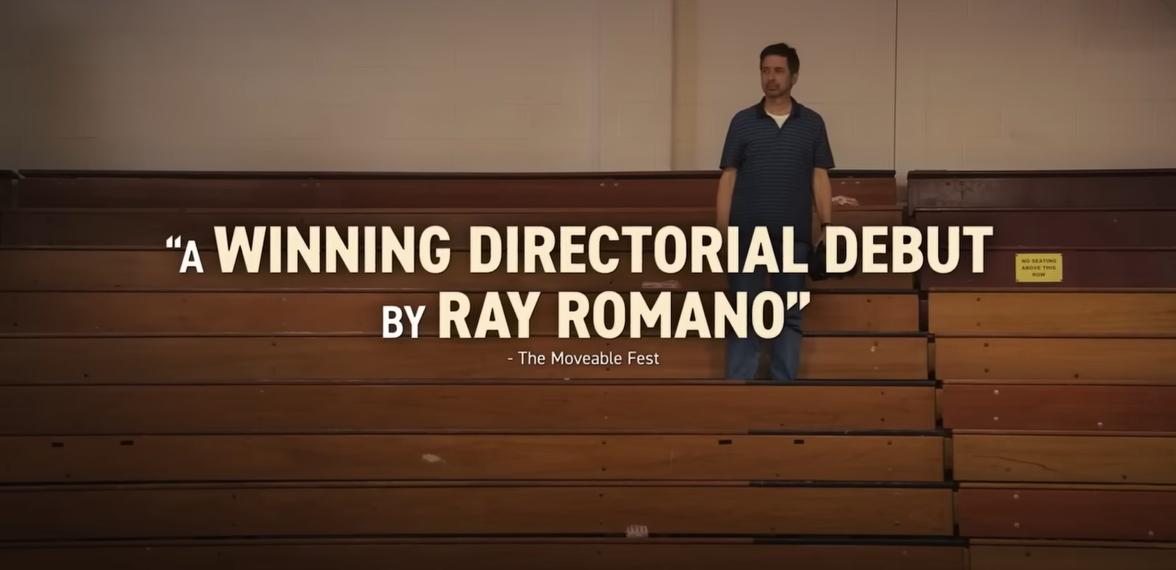 Ray Romanos „Somewhere in Queen’s“ kommt bei Kritikern gut an.  Hier steht er auf Tragegurten in einer Turnhalle.