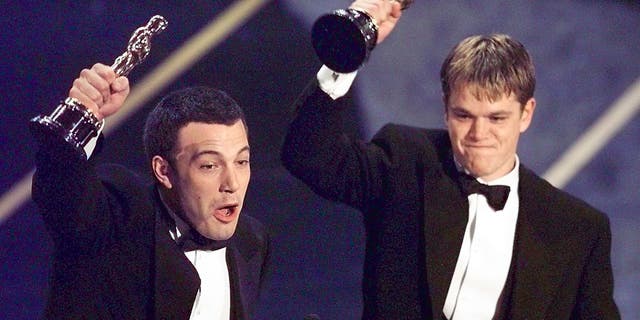Ben Affleck und Matt Damon halten ihre Oscars auf der Bühne