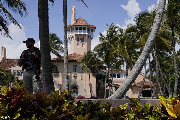 Briny Breezes schmiegt sich auffällig inmitten millionenschwerer Megavillen in Palm Beach County, darunter Trumps Mar-a-Lago-Residenz (im Bild).