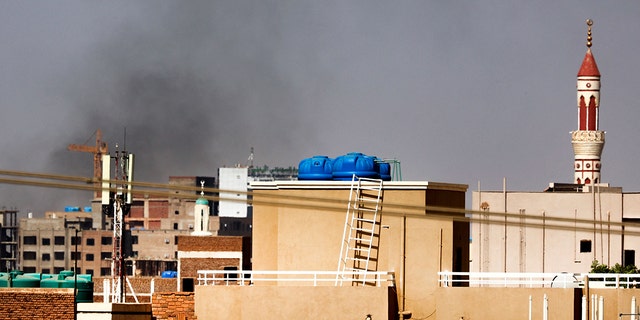 Rauch in Khartum, Sudan, inmitten von Kämpfen gesehen