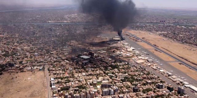 Dieser Schnappschuss aus AFPTV-Videomaterial vom 20. April 2023 zeigt eine Luftaufnahme von schwarzem Rauch, der über dem internationalen Flughafen von Khartum aufsteigt