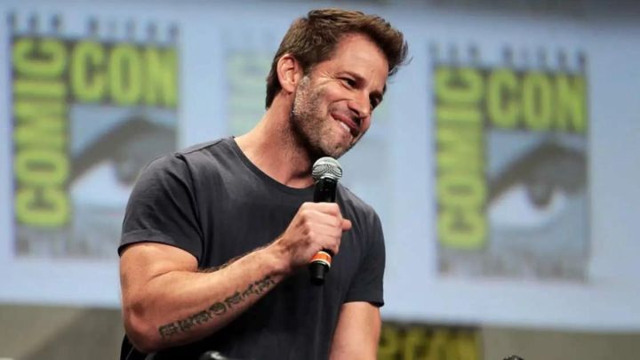 Zack Snyder lächelt auf der Bühne der Comic-Con.