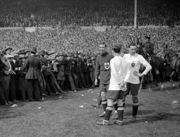 Während des FA-Cup-Finales 1923 warten die Spieler geduldig