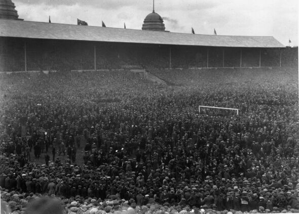 Menschenmassen auf dem Spielfeld während des FA-Cup-Finales zwischen Bolton Wanderers und West Ham United im Jahr 1923