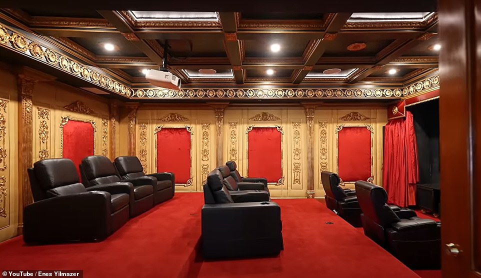Das königliche Kino des Hauses, komplett mit bequemen Sesseln und rot-goldenen Möbeln