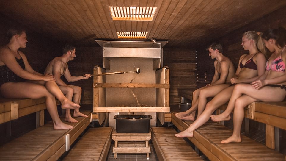 Die städtische Sauna am See von Kaukajarven (oben) liegt etwas außerhalb von Tampere „und bietet heiße Steine, Wassereimer und glückliche Finnen mit Schöpfkellen“