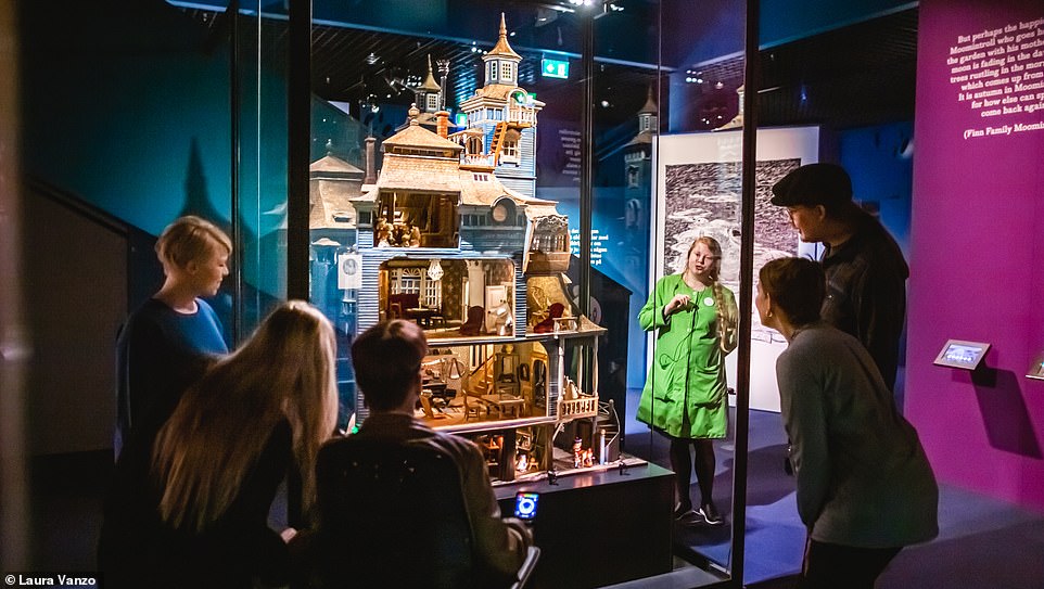 Das Mumin-Museum verfügt über zwei Etagen mit Originalkunstwerken der Mumin-Schöpferin Tove Jansson, darunter ein bemerkenswertes, zwei Meter hohes Mumin-Haus (oben).