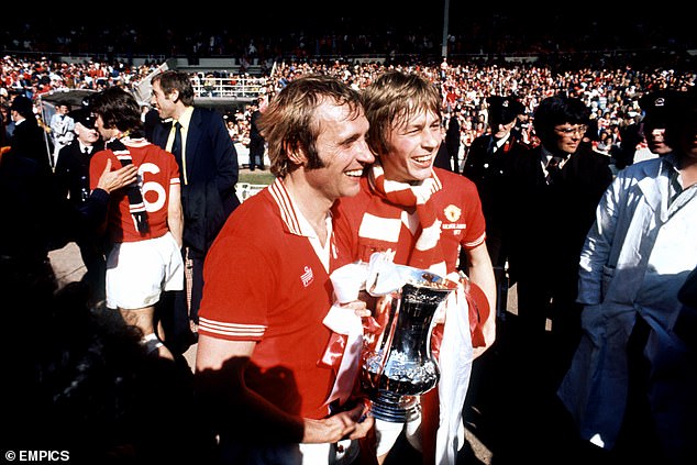 Jimmy Greenhoff (links), abgebildet mit Bruder Brian (rechts), erzielte 1977 den Siegtreffer für United