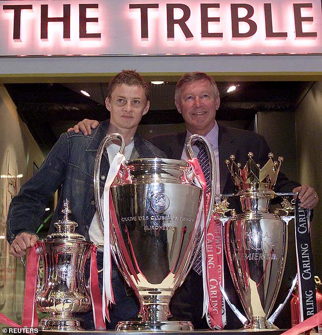 Sir Alex Ferguson und Ole Gunnar Solskjaer mit den drei Trophäen von United im Jahr 1999