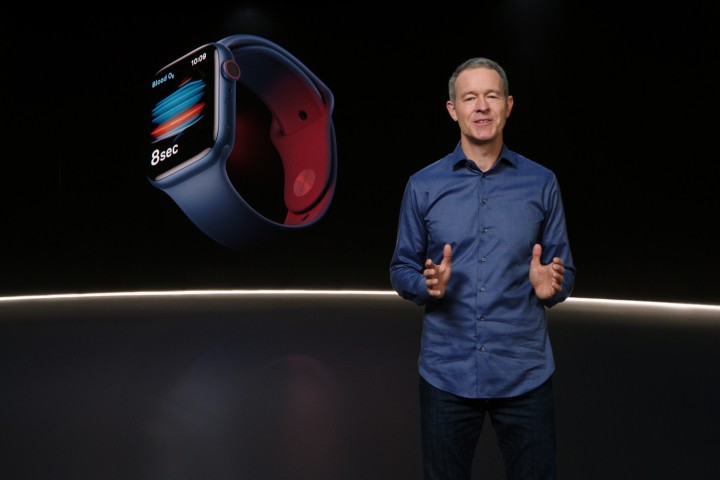 Jeff Williams von Apple stellt bei einer Veranstaltung im September 2020 eine neue Apple Watch vor.