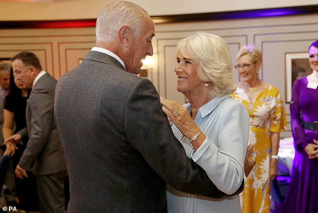 Treffen: Len ist mit Camilla, der Queen Consort, während eines feierlichen Tanztees im Victory Services Club in London im Jahr 2019 abgebildet