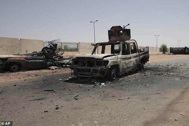 Zerstörte Militärfahrzeuge werden am Donnerstag in Khartum im Sudan gesehen