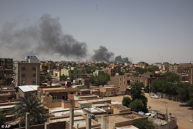Rauch ist am Samstag in Khartum im Sudan zu sehen.  Die Kämpfe in der Hauptstadt zwischen der sudanesischen Armee und schnellen Unterstützungskräften wurden wieder aufgenommen, nachdem ein international vermittelter Waffenstillstand gescheitert war