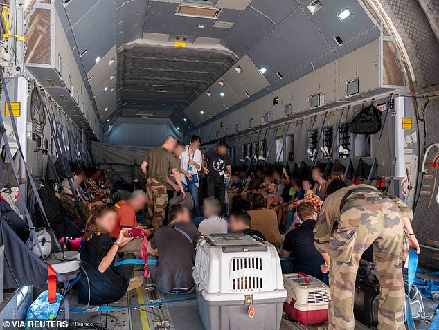 Französische Soldaten evakuieren französische Staatsbürger im Rahmen der "Operation Schütze" Evakuierung durch die französische Armee in Khartum, Sudan, am Sonntag