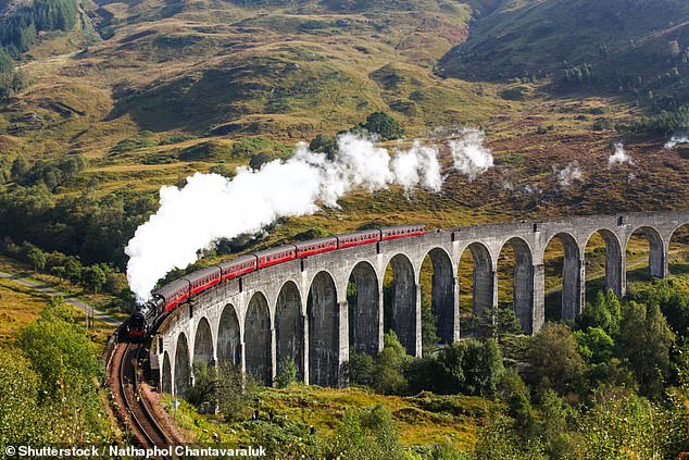 Glenfinnan ist ein Juwel der Highlands, in dem sich möglicherweise einer der bekanntesten Viadukte der Welt (im Bild) befindet – berühmt geworden durch Harry Potter