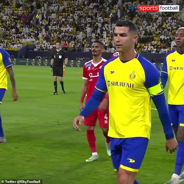 Ronaldo verließ den Platz kopfschüttelnd zur Halbzeit mit seiner Mannschaft im Spiel mit 0: 1