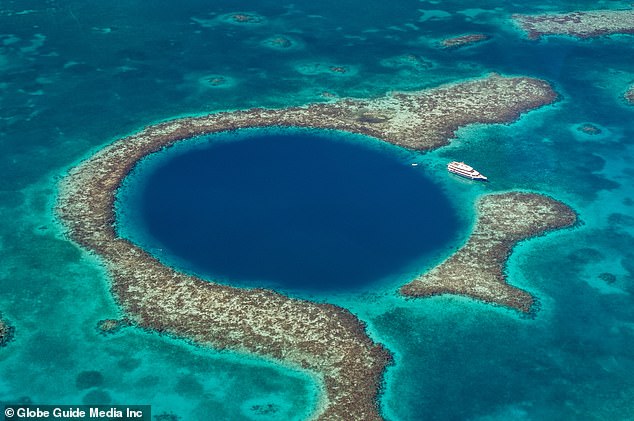 Das Bild zeigt das Great Blue Hole in Belize, Mittelamerika, das als einer der besten Tauchplätze der Welt beschrieben wird