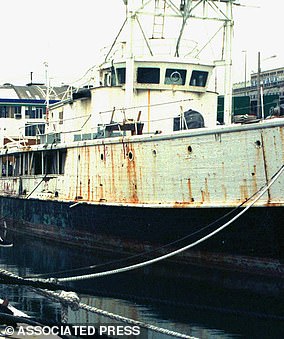 Er brachte 1972 sein renommiertes Forschungsschiff, die Calypso (im Bild), mit, um die Tiefen des Dolinenlochs zu untersuchen