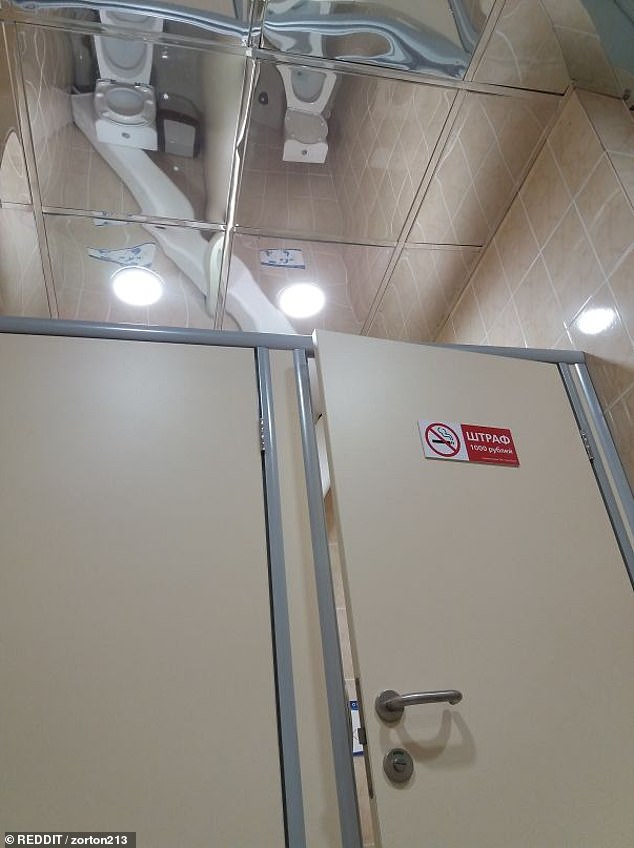 Die Spiegeldecke in diesem Badezimmer, die vermutlich an einem Ort in Osteuropa gesichtet wurde, bietet Menschen, die eine Badezimmerpause machen, nur sehr wenig Privatsphäre