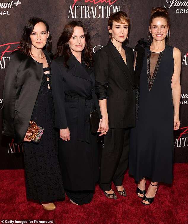 Die Schauspielerinnen Carla Gallo (ganz links) und Elizabeth Reaser (Mitte links) zeigten sich ebenfalls in klassischen schwarzen Looks und posierten neben ihren Freundinnen Sarah und Amanda