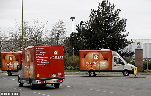 Ocado plant, sein Kundenzentrum in Hertfordshire zu schließen.  Abgebildet sind Ocado-Lieferwagen, die zum Depot in Hatfield zurückkehren
