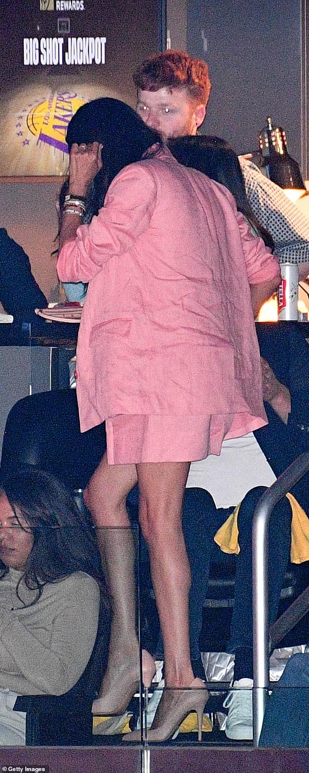 Die Herzogin (im Bild, wie sie zu ihrem Platz zurückgeht) brachte den Sportfan-Chic in dem rosa Anzug, gepaart mit Wildlederpumps, auf die nächste Stufe