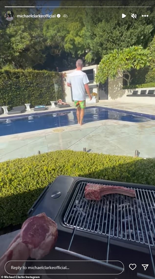 Die Gruppe von Freunden entspannte sich am Pool, während Max einige große Lammkeulen kochte und ein Video der Versammlung auf seinem Instagram postete