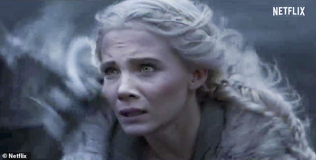 Inhalt: In der dritten Staffel, in der Monarchen, Magier und Bestien des Kontinents darum wetteifern, sie zu fangen, nimmt Geralt Ciri (Freya Allen) – abgebildet – unter