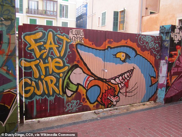 Ein graffitiertes Tor in Palma, Mallorca, buchstabiert die Worte 
