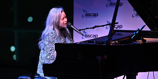 Natalie Merchant singt und spielt Klavier