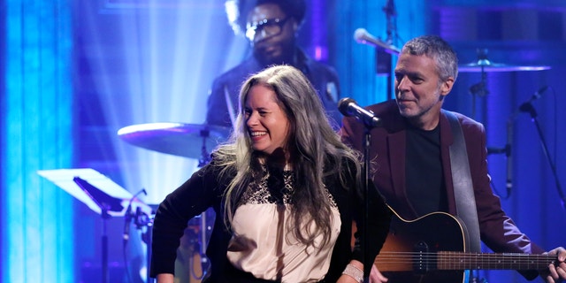 Natalie Merchant tritt auf der Bühne auf