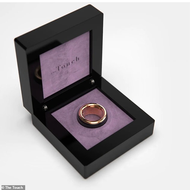 Ab 499 $ (400 £) für einen Ring ist er in einer Reihe von Farben erhältlich, darunter Roségold und Tiefschwarz