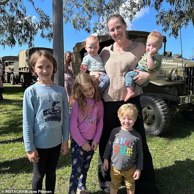 Pittman hat gestern am ANZAC Day ein Foto mit fünf ihrer sechs Kinder gepostet und Veteranen wie ihrem Bruder für ihren Dienst gedankt