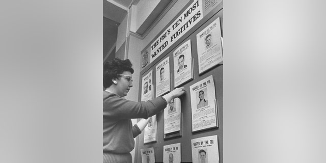 Die Empfangsdame Betty Porco hält die 10 meistgesuchten Bilder im FBI-Büro in Denver bereit.