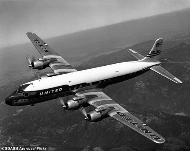 Eine United Airlines DC-7, ein Flugzeug, das in den 1950er Jahren in Dienst gestellt wurde