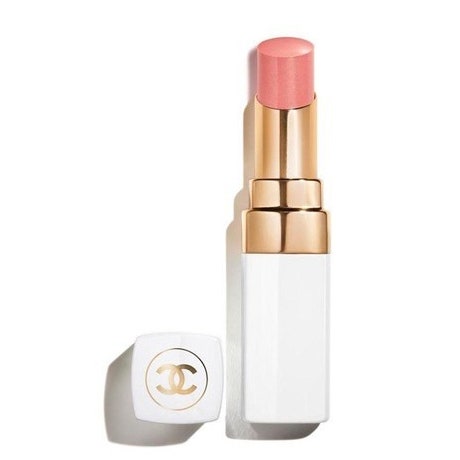 Chanel Rouge Coco Baume in 928 Pink Delight Gold und weißer Tube rosa Lippenbalsam auf weißem Hintergrund