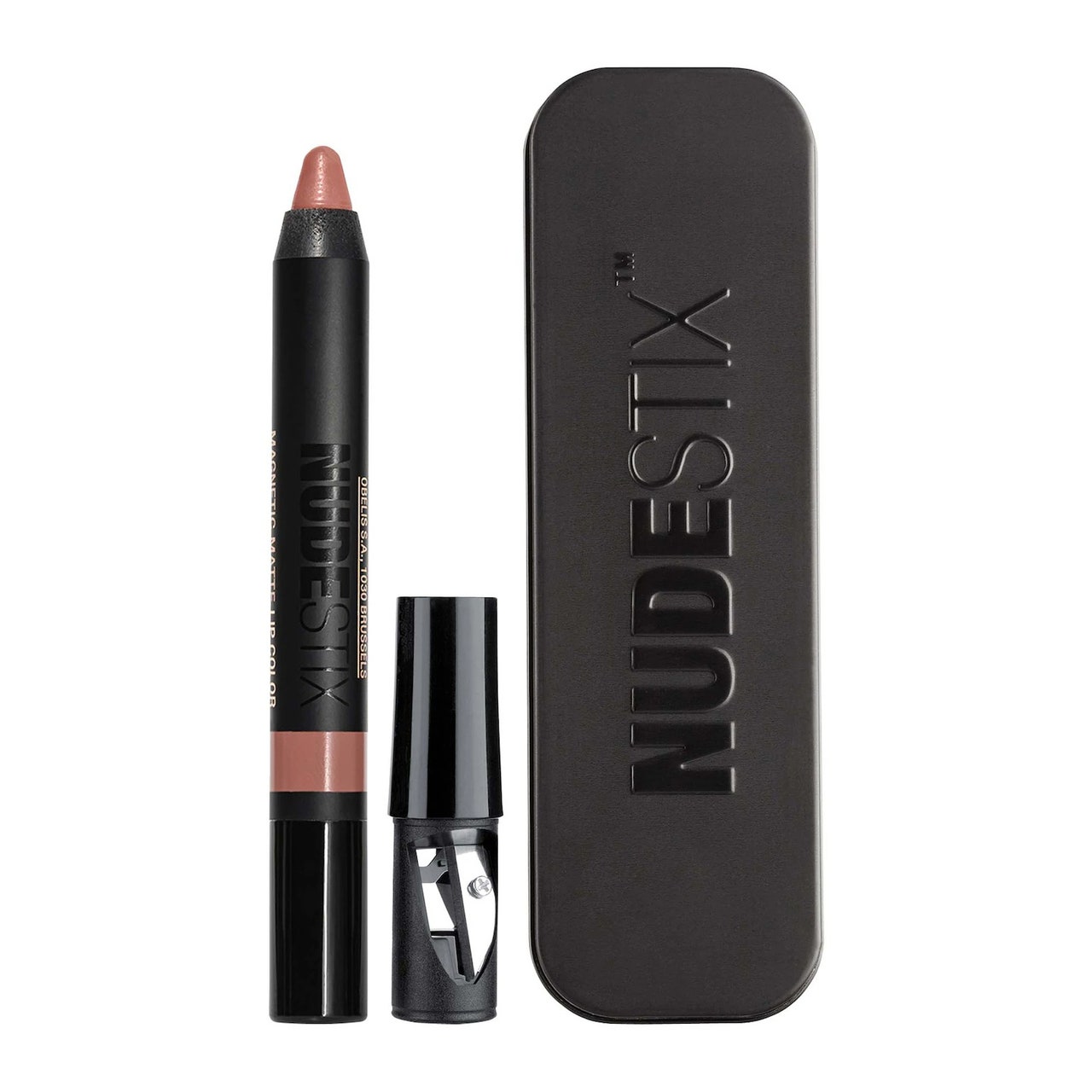 NudeStix Intense Matte Lip + Cheek Pencil in Sunkissed Nude Dicker schwarzer Lippenstift mit Spitzer und Etui auf weißem Hintergrund
