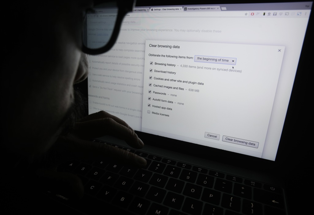 Ein Laptop-Benutzer, der sich eine Optionsseite im Internetbrowser Google Chrome ansieht, die es Benutzern ermöglicht, ihre Online-Browserdaten in London zu löschen 
